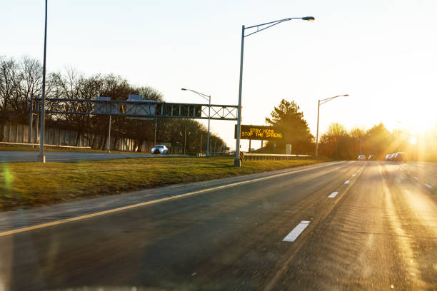 ny state expressway road sign "stay home stop the spread" covid-19 coronavirus - housebound foto e immagini stock