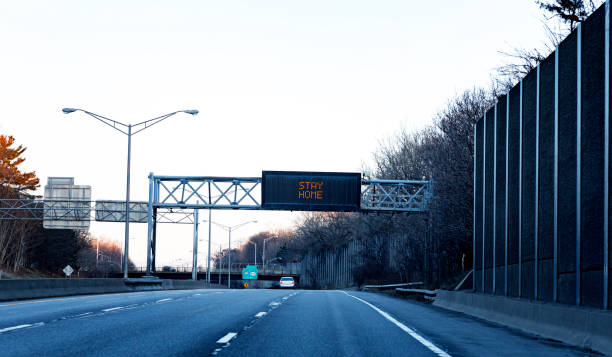 segnale stradale della statale di new york "stay home" covid-19 coronavirus - housebound foto e immagini stock