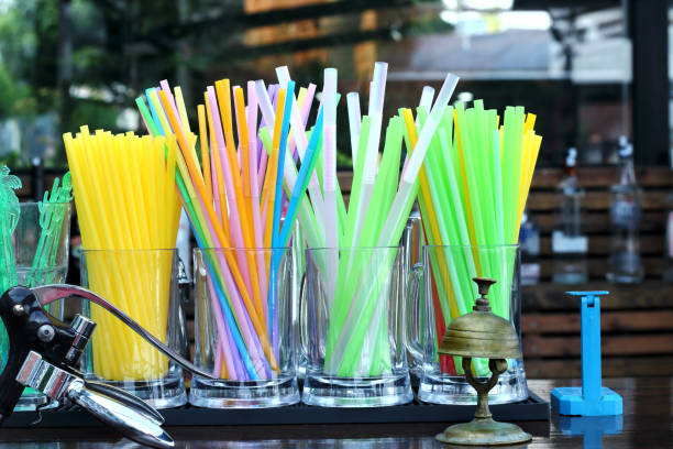 cannucce vivide da bere in plastica nel bar del ristorante. - cannuccia foto e immagini stock