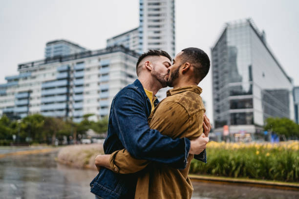 casal gay apaixonado - gay man homosexual men kissing - fotografias e filmes do acervo
