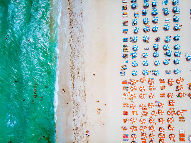 miami beach florida, vista aérea de miami beach, vista de drones en sout beach miami - lifeguard orange nature beach fotografías e imágenes de stock