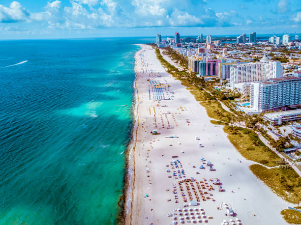 miami beach florida, vista aérea de miami beach, vista de drones en sout beach miami - lifeguard orange nature beach fotografías e imágenes de stock