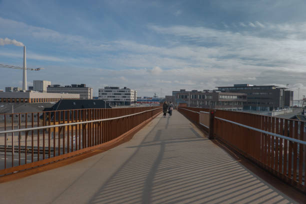 fuß- und fahrradbrücke zum hafen in esbjerg - esbjerg stock-fotos und bilder