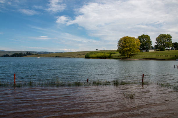 marker, die einen niedrigen wasserstand des midmar-staudamms anzeigen - midmar stock-fotos und bilder