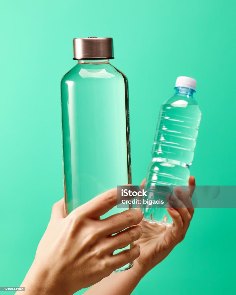 Hervulbare drinkwaterfles op munt groene achtergrond - Royalty-free Fles Stockfoto