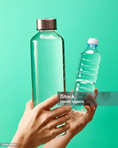 Hervulbare Drinkwaterfles Op Munt Groene Achtergrond Stockfoto en meer beelden van Fles