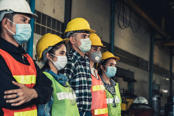 pracownicy z maską chronią przed wybuchem choroby wirusa corona 2019. - isolated professional occupation engineer human face zdjęcia i obrazy z banku zdjęć