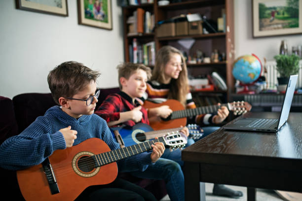 fratello e sorella che suonano le chitarre insieme - guitar child music learning foto e immagini stock