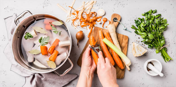 ręce szefa kuchni gotowania rosoł (bulion lub bulion) - soup carrot celery chicken zdjęcia i obrazy z banku zdjęć