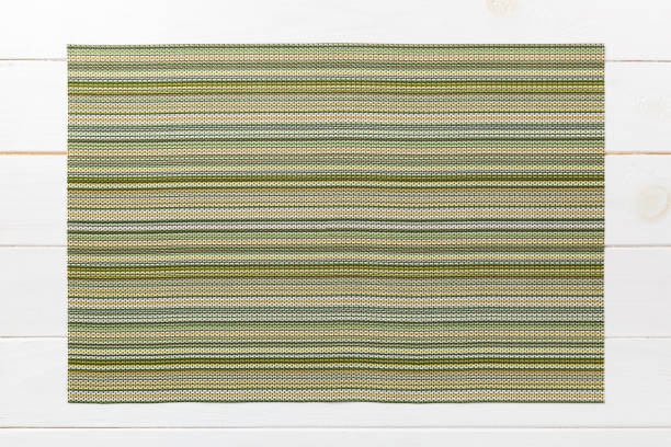 ovanifrån av grönt bord servett på träbakgrund. placera mattan med tomt utrymme för din design - tatami mat bildbanksfoton och bilder