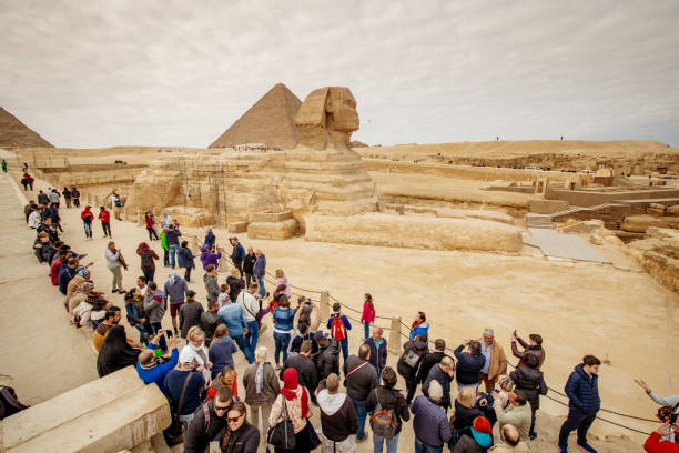 이집트 카이로의 기자 고원의 스핑크스와 그레이트 피라미드를 관광하는 관광객 - egypt camel pyramid shape pyramid 뉴스 사진 이미지