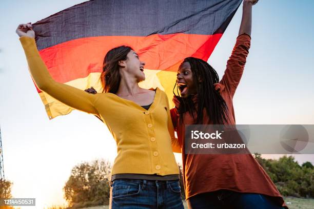 Zwei Multiethnische Frauen Mit Deutscher Flagge Stockfoto und mehr Bilder von Tag der Deutschen Einheit - Tag der Deutschen Einheit, Afrikanischer Abstammung, Afro-amerikanischer Herkunft