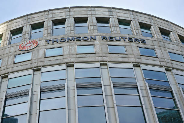 英国の首都カナリーワーフにあるトムソン・ロイターのオフィスビルで太陽が輝いています。trグループはカナダの多国籍マスメディア・情報会社です - thomson reuters corporation ストックフォトと画像