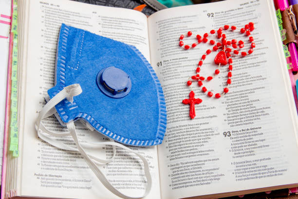 블루 마스크와 붉은 묵주와 성경은 코로나 바이러스에 대한 믿음과 보호를 많이 - bible red religious text book 뉴스 사진 이미지