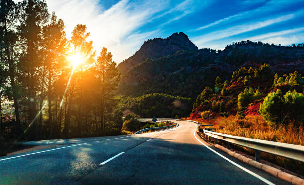 fondo de la carretera del país y colorido paisaje de la puesta de sol. - car horizon over land driving street fotografías e imágenes de stock