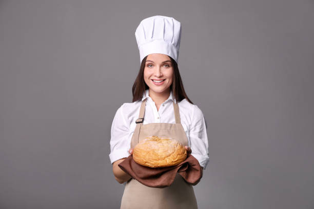 retrato de cocinero joven wonan - smelling bread bakery women fotografías e imágenes de stock
