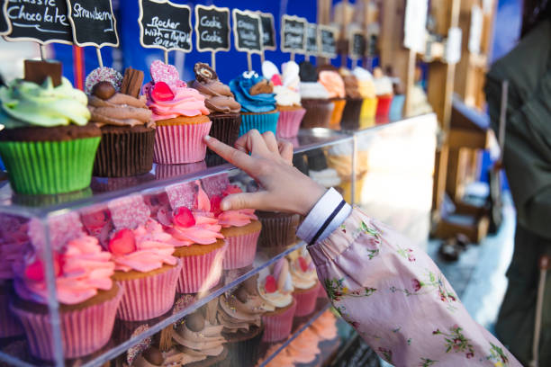 cupcake choices - cake pick imagens e fotografias de stock