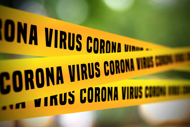 barriera del nastro coronavirus. focolaio di covid-19. - confined space safety danger sign foto e immagini stock