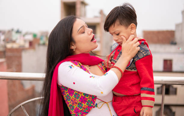 インドの若い母親は彼女の小さな息子を叱ります。 - child beauty mother little boys ストックフォトと画像