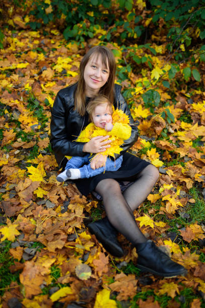 młoda matka i jej dziewczynka w jesiennych polach - couple autumn fashion male beauty zdjęcia i obrazy z banku zdjęć