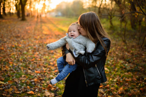 młoda matka i jej dziewczynka w jesiennych polach - couple autumn fashion male beauty zdjęcia i obrazy z banku zdjęć