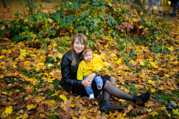 młoda matka i jej dziewczynka w jesiennych polach - couple autumn fashion male beauty zdjęcia i obrazy z banku zdjęć