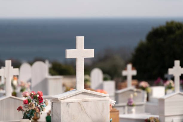 détail du cimetière sur l’île grecque de chios dans la mer egée à midi au début du printemps - chios island photos et images de collection