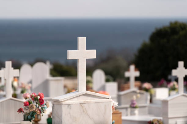 detalhe do cemitério na ilha grega de chios no mar egeu ao meio-dia no início da primavera - chios island - fotografias e filmes do acervo