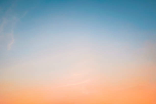 ciel de crépuscule avec le nuage et le fond abstrait coloré de nature de coucher du soleil - cumulus cloud horizon cloudscape cloud photos et images de collection