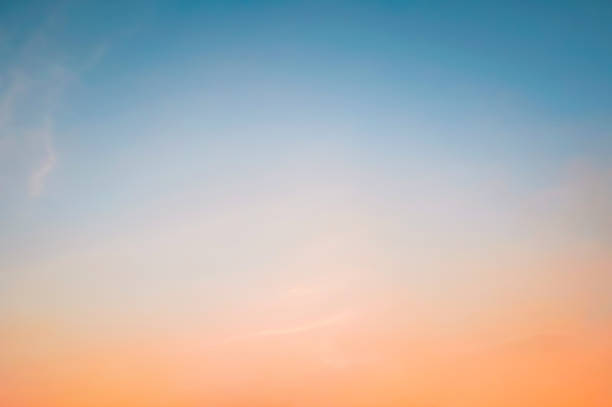雲とカラフルな夕日の自然抽象的な背景を持つ夕暮れの空 - 夕日 ストックフォトと画像