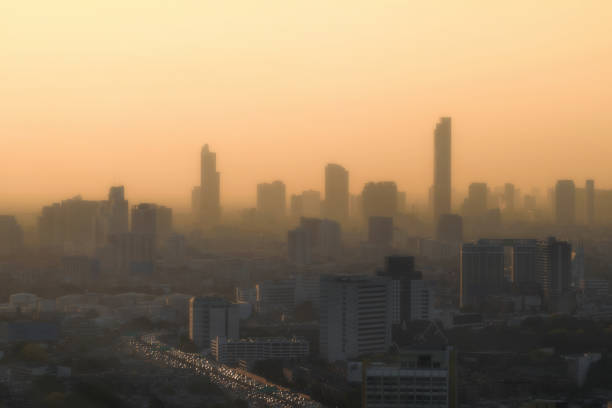 stadtgebäude nebel pm2.5 - smog city pollution town stock-fotos und bilder
