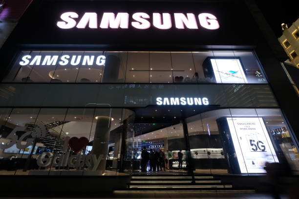 fachada de la primera tienda insignia de samsung por la noche - china shanghai business people fotografías e imágenes de stock