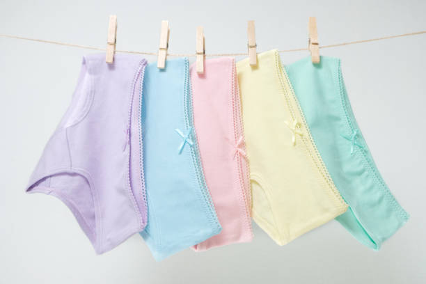 algodón de varios colores calzoncillos para una chica en una cuerda - bragas fotografías e imágenes de stock