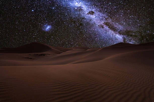 niesamowite widoki na saharę pod nocnym gwiaździstym niebem. - sahara desert zdjęcia i obrazy z banku zdjęć