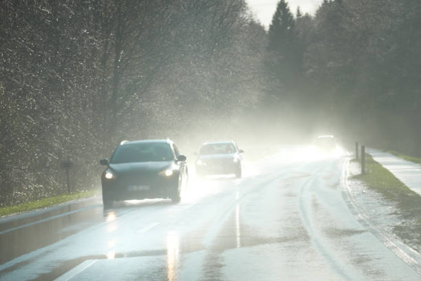 fahren auf der landstraße bei regen geblendet von der sonne - two way traffic stock-fotos und bilder