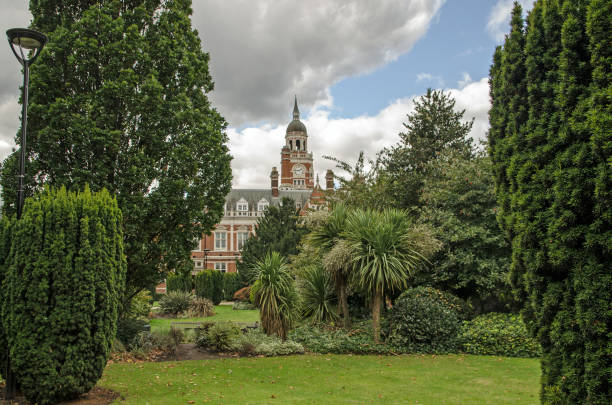 queen’s gardens and town hall, croydon - more london photos et images de collection