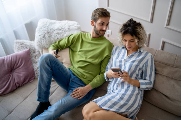 istock Starting day with social media 1214508168