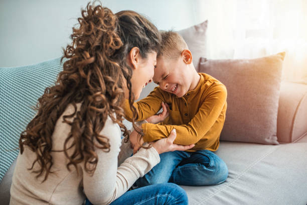 il tipo di amore che non può essere descritto, si sentiva solo - tickling foto e immagini stock