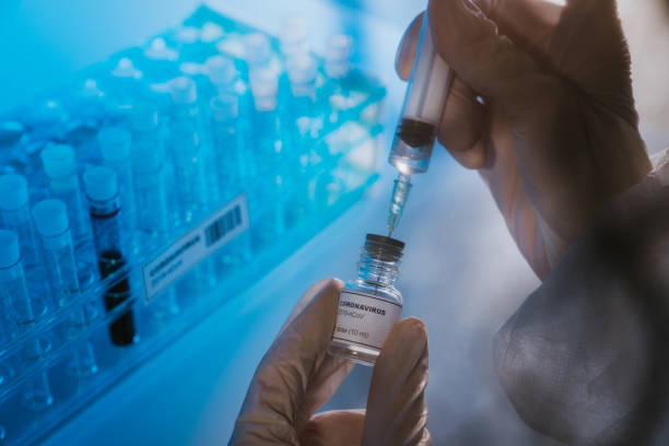 코로나바이러스 covid-19 백신을 준비하는 의사 - syringe injecting vaccination cold and flu 뉴스 사진 이미지