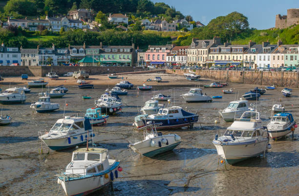 Yachts in the bay of Gorey, Jersey Island dry fallen yachts at low tide in the bay of Gorey, Jersey Island, channel Islands high tide stock pictures, royalty-free photos & images