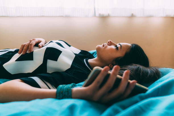 społeczne zdystansowanie się podczas pandemii covid-19 - women illness young women one person zdjęcia i obrazy z banku zdjęć