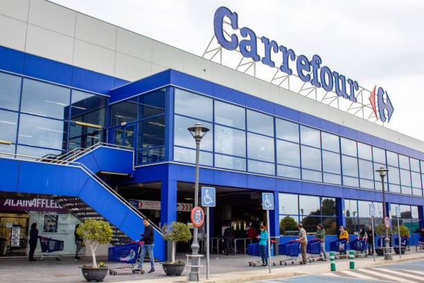 une grande file d’attente de clients attendant d’entrer dans le supermarché pour faire leurs achats durind la pandémie de coronavirus à valence, espagne - southern europe western europe number of people local landmark photos et images de collection