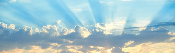 el fondo de los rayos del sol sobre las nubes. los rayos del sol rompen sobre las nubes. - sunbeam cloud panoramic sky fotografías e imágenes de stock