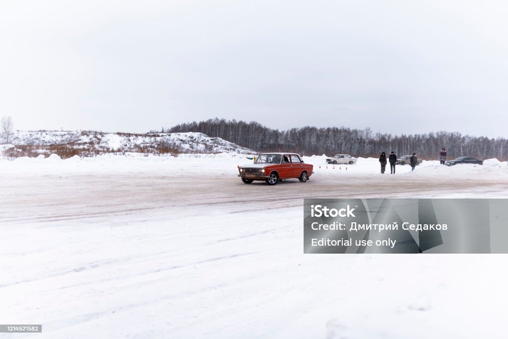 Higuli ロシアの古い低い車vaz Zhiguliは人々を過ぎて道路上のドリフトで横に行きます - Winterdienstのストックフォトや画像を多数 ...