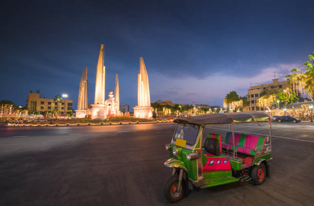 blue tuk tuk, parque de taxis tradicional tailandés detrás de la democracia monumento histórico histórico en la capital de tailandia al atardecer en bangkok tailandia - phumiphon aduldet fotografías e imágenes de stock
