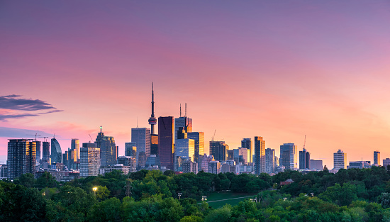 Vista nocturna de la ciudad de Toronto desde Riverdale Avenue. Ontario, Canadá photo