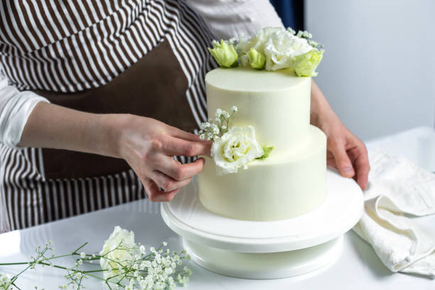 女性の手は花でケーキを飾ります - cake women confectioner photography ストックフォトと画像