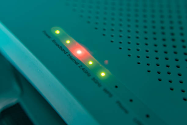 интернет статус света на интернет-маршрутизатор становится красным, когда сеть имеет проблемы - modem wireless technology router computer network стоковые фото и изображения
