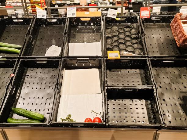 Empty vegetable crates and shelves Empty vegetable crates and shelves caused by panic buying. Usually upcoming natural disasters cause people to stock up on food.
The reason for these empty crates and shelves are multifaceted purchases caused by the corona virus in march 2020. sold out photos stock pictures, royalty-free photos & images