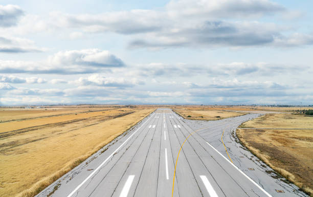 pilot's view airport runway - pista de aeroporto imagens e fotografias de stock